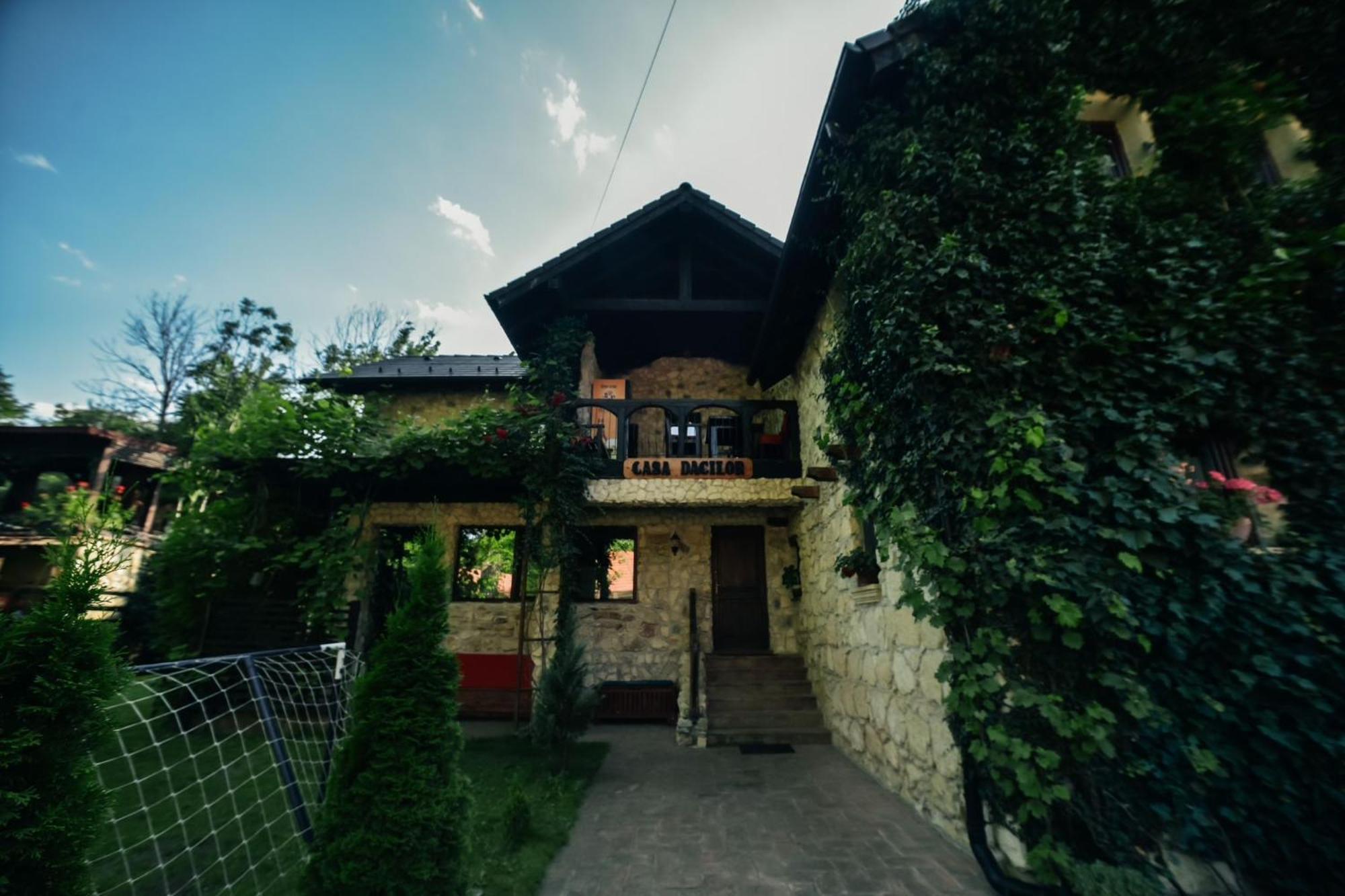 Pensiunea Casa Dacilor Podeni エクステリア 写真